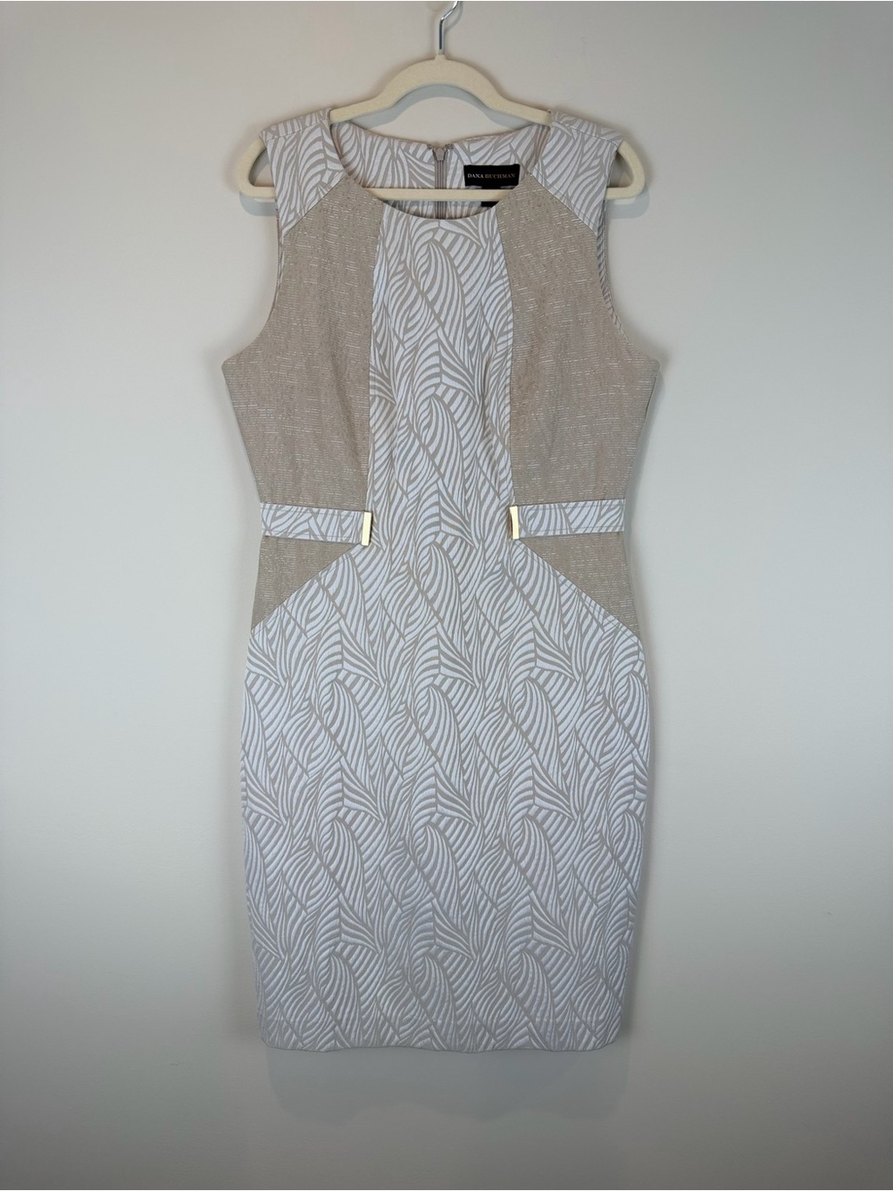 Dana Buchman Beige and White Sheath Dress with Gold Accents Size 10